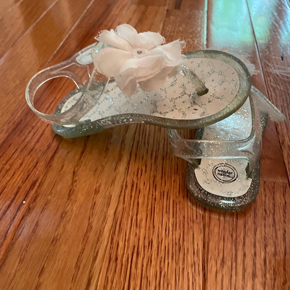 EUC SILVER CLEAR FLOWER JELLY SANDALS 7 Toddler